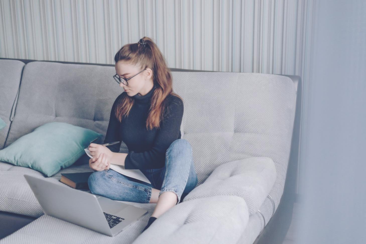 Espace de travail avec notes et graphiques d'évolution du trafic